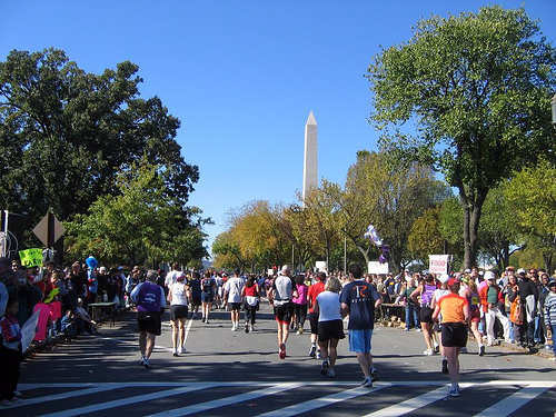 Marine Coprs MArathon - Washington DC - Runners near Washingtom Monument 
